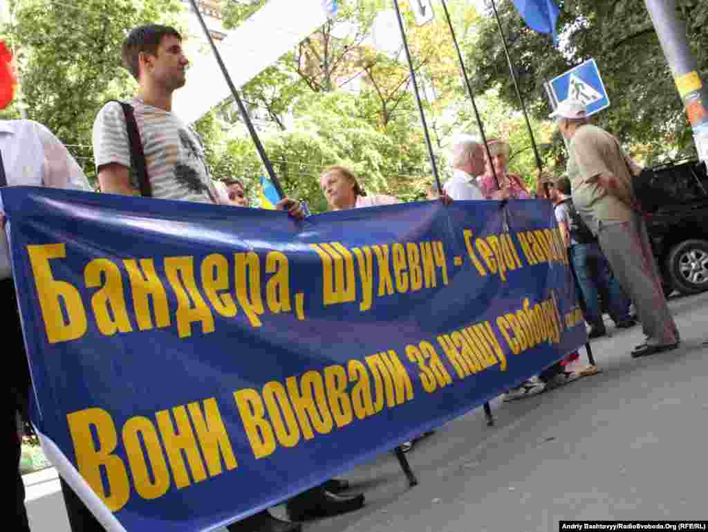 Степан Бандера і Роман Шухевич отримали звання героїв України незаконно – так вирішив 2 серпня Вищий адміністративний суд України, який залишив в силі рішення донецьких судів нижчої інстанції про скасування указів колишнього Президента Віктора Ющенка. Таке ставлення до лідера ОУН і головнокомандувача УПА обурило представників національно-патріотичних сил. Вони мають намір звертатися до Верховного Суду України, а втім, відзначають, що українські герої навіть попри політично-юридичні рішення залишаються героями. Photo by Andrii Bashtovyi for Radio Liberty