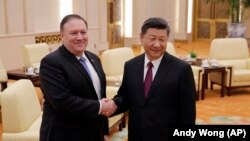 U.S. Secretary of State Mike Pompeo (L) meets wwith Chinese President Xi Jinping at the Great Hall of the People in Beijing, June 14, 2018