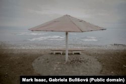Пляж Байкала весной
