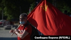 Знамето на СССР се развя на шествието в София по случай Деня на победата над фашизма