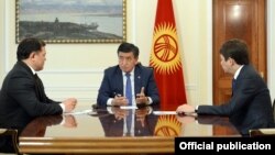 Президент Сооронбай Жээнбеков, Жогорку Кеңештин төрагасы Дастанбек Жумабеков жана премьер-министр Сапар Исаков.