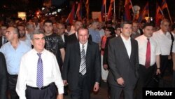 Armenia - Opposition leaders Aram Sarkisian (L) and Levon Ter-Petrosian (C) at a demonstration in Yerevan.