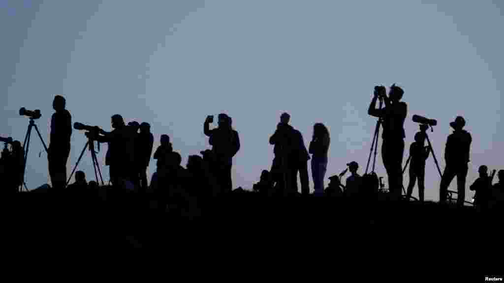 Британские любители астрономии собрались на одном из холмов в Лондоне, чтобы насладиться суперлунием