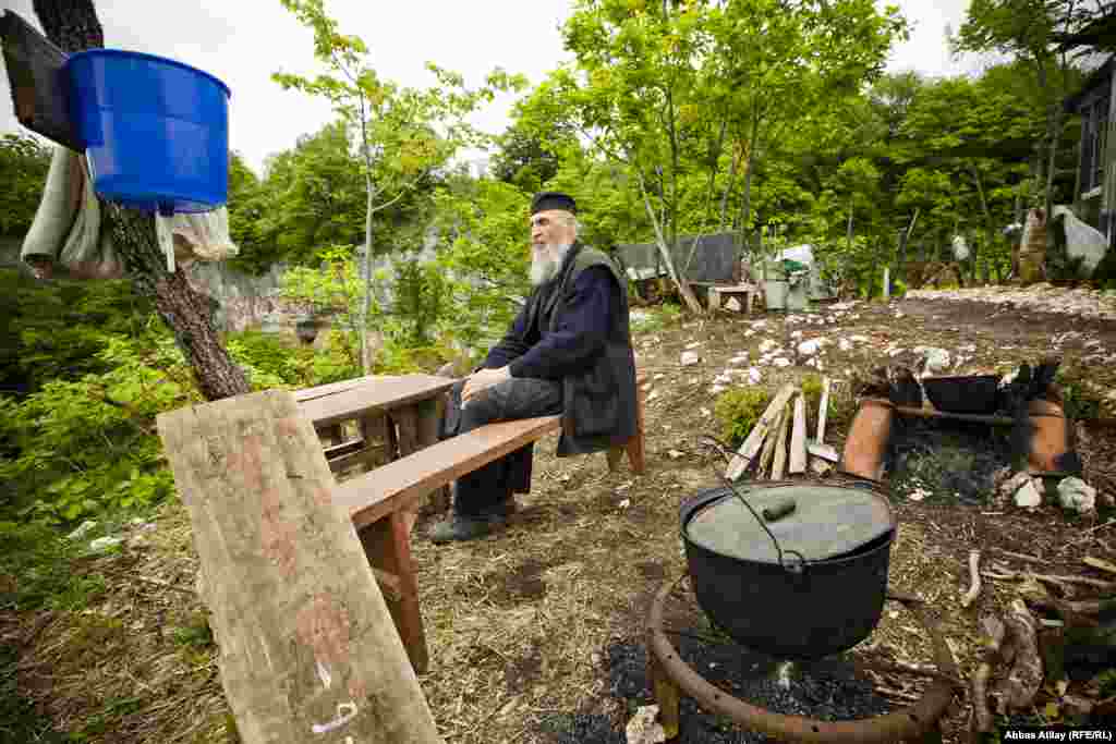 Rahib Maksim ətraf kəndlərdə yaşayan insanların gətridiyi azuqə ilə dolanır. Adətən insanlar topladıqları azuqəni ayda bir dəfə iplə qayalıqdakı monastra çatdırırlar.