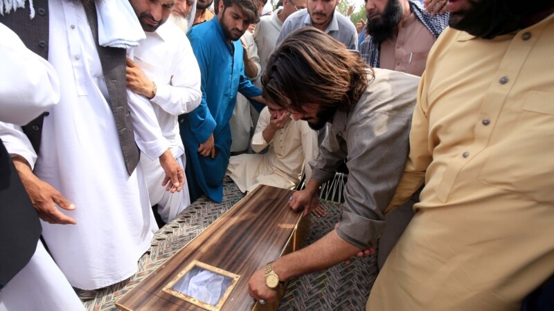 Судија и неговите блиски меѓу кои и двегодишeн внук убиени во Пакистан 
