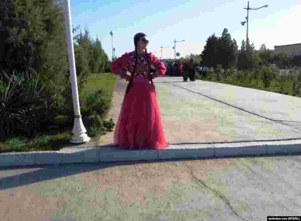 Aşgabatdaky çäreleriň birine gatnaşdyrylýan gyz