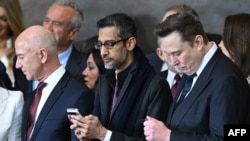 Основатель Amazon Джефф Безос, генеральный директор Google Сундар Пичаи, генеральный директор Tesla и SpaceX Илон Маск на инаугурацииДональда Трампа.