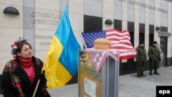Zastava Ukrajine i Sjedinjenih Država ispred američke ambasade u Kijevu