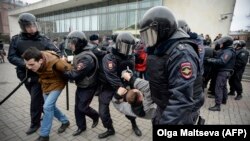 Оппозициянын активисттерин Санкт-Петербургдагы митинг учурунда кармоо. 6-ноябрь, 2017-жыл.