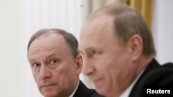 Президент России Владимир Путин и секретарь Совета безопасности России Николай Патрушев (слева)