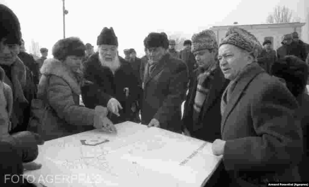 Eugeniu Iordachescu (dreapta) în timpul mutării bisercii Sfântul Ștefan, București, 1988.