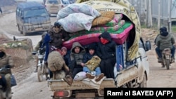 Сирийские беженцы покидают районы боев в провинциях Алеппо и Идлиб. 13 февраля 2020 года.
