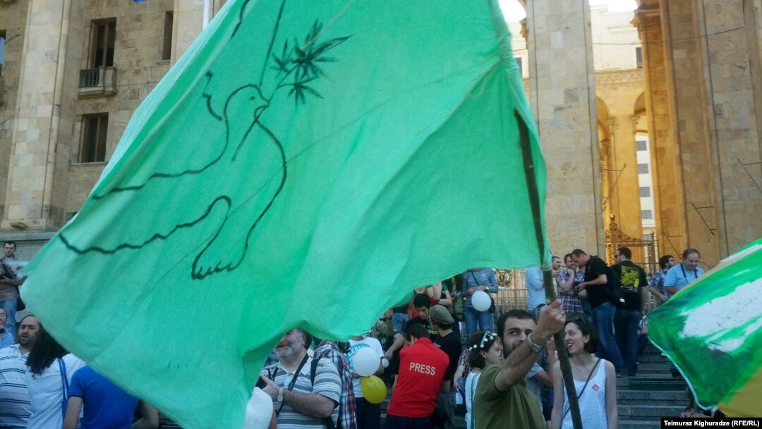 Инцидентов на сегодняшней акции не было, несмотря на то что митинг охраняли всего несколько экипажей полиции, а сами правоохранители лениво прогуливались среди толпы