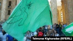 Регулярное потребление «бионаркотиков» может привести к расстройству жизненно важных функций организма и даже смерти человека. Спустя четыре года после появления этих «продуктов» в Грузии правительство решило активно бороться с их распространением и потреблением