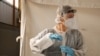 Jedan od zdravstvenih radnika u Francuskoj tokom prikupljanja uzoraka za testiranje na korona virus u Parizu, februar 2021. godine