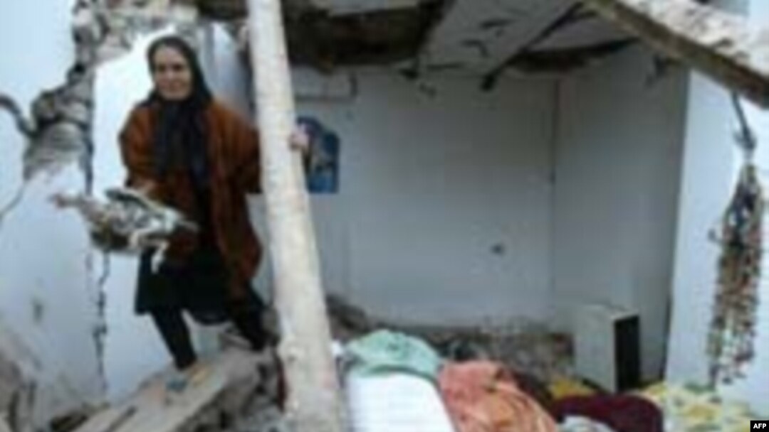 پس از زلزله بم، سازمان های بین المللی به دلیل اعتماد به شیرین عبادی، کمک های خود برای بازسازی را در اختیار وی گذاشتند.