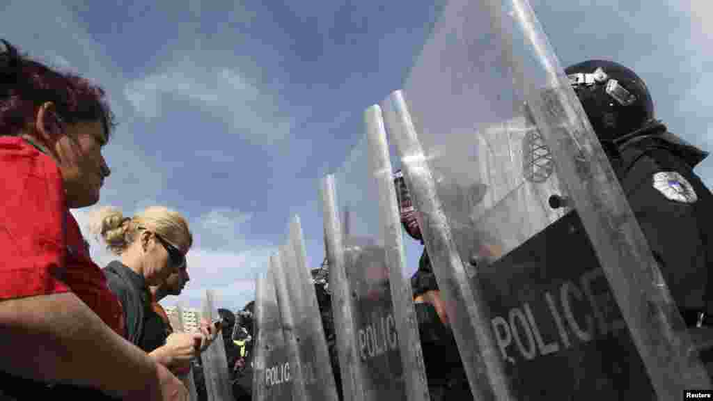 Kosovo - Policija je uhapsila više od 60 demonstranata za vrijeme prosvjeda protiv prodaje drzavne kompanije za distribuciju električne mreže privatnom turskom konzorciju, Priština, 17. oktobar 2012. Foto: Reuters / Hazir Reka 