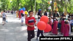 Aşgabatda çagalar güni. Arhiw suraty
