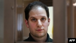 Jurnalistul american Evan Gershkovich, arestat sub acuzația de spionaj, la o audiere la Tribunalul municipal din Moscova, 20 februarie 2024.