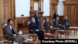Președintele afgan Mohammad Ashraf Ghani și rivalul său Abdullah Abdullah, 17 mai 2020. 