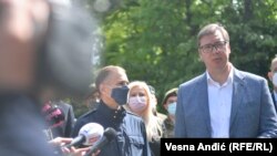 Presednik Srbije Aleksandar Vučić tokom posjete centru za vakcinaciju 