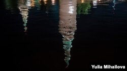 Moscova, Kremlinul reflectat în apă (foto arhivă).