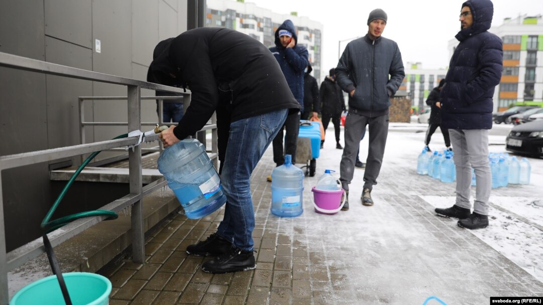 Жители минского района Новая Боровая в очереди за водой