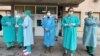 Pandemija COVID-19 povećala je rizike s kojima se suočavaju zdravstveni radnici, kako od virusa tako i od javnog nasilja, dok u zajednicama rastu strah, bijes i frustracija. (foto: Medicinski radnici ispred COVID bolnice u Mostaru, 25. januar, 2021.)