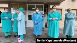 Pandemija COVID-19 povećala je rizike s kojima se suočavaju zdravstveni radnici, kako od virusa tako i od javnog nasilja, dok u zajednicama rastu strah, bijes i frustracija. (foto: Medicinski radnici ispred COVID bolnice u Mostaru, 25. januar, 2021.)