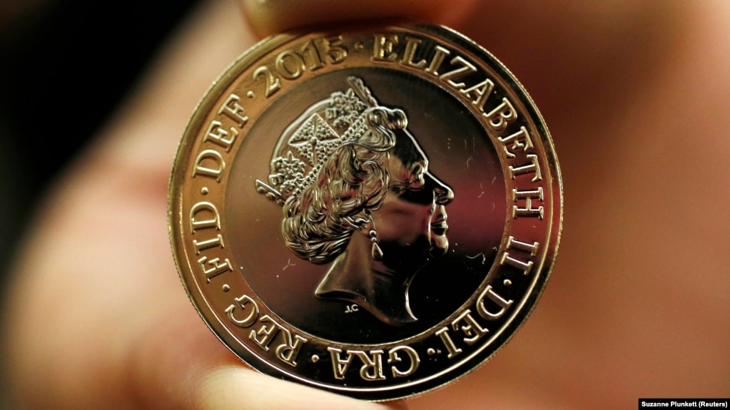  Представяне на монета от 2 паунда с новия портрет на английската кралица Елизабет II след представянето му в Националната портретна изложба в Лондон, 2 март 2015 година 