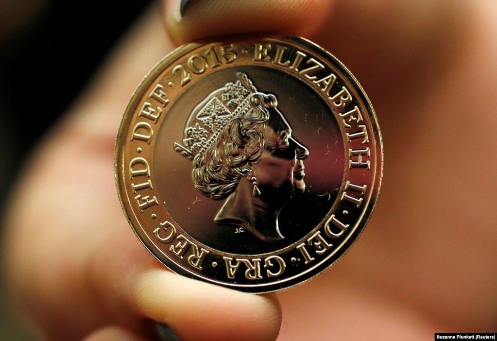Монета од две фунти со ликот на кралицата. &nbsp;