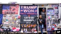 Сторонники Трампа ждут прибытия бывшего президента на митинг в Айове. 3 ноября 2022 года