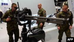 La târgul internaţional de arme din Kielce, Polonia, septembrie 2014