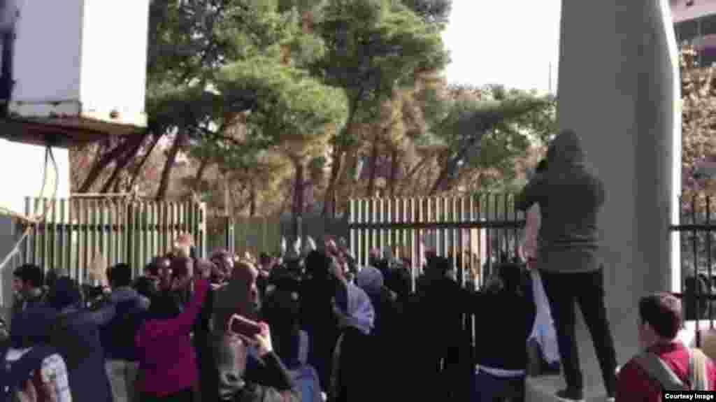 Акция протеста у здания университета в Тегеране.