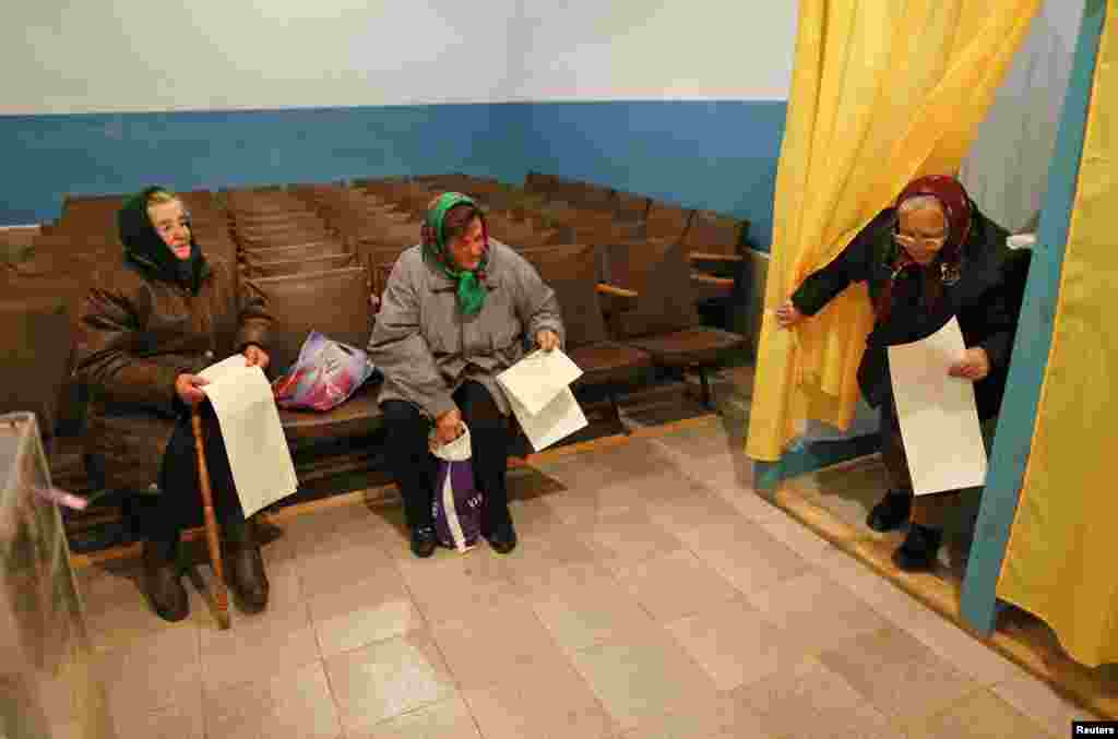 Elderly women visit a polling station during parliamentary elections in the village of Havronshchyna near Kyiv, on October 26. (Reuters/Gleb Garanich) 