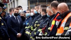 Emmanuel Macron francia elnök meglátogatja a nizzai terrortámadás helyszínét 2020. október 29-én.