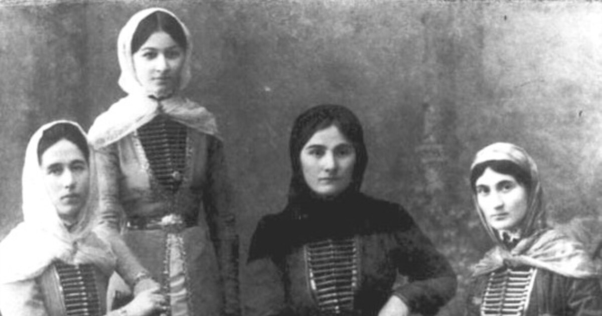 Үздік порно видеолар Топтық секс алтын душ