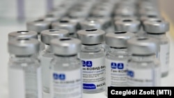 Ампулы российской вакцины против коронавируса Sputnik V, используемые для первой вакцинации в пункте вакцинации, установленном в дневном стационаре университетской больницы Дьюла Кенези Университета Дебрецен 17 марта 2021 г. 
