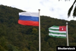 ფოტო არქივიდან: რუსეთისა და აფხაზეთის დროშები