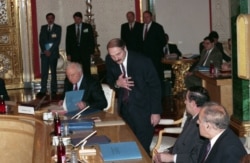 Аляксандар Лукашэнка прымае віншаваньні ў Маскве, 1994