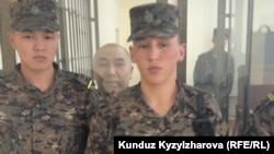 Конвойдун артында турган Равшан Жээнбеков. 