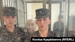 Конвойдун артында турган Равшан Жээнбеков.