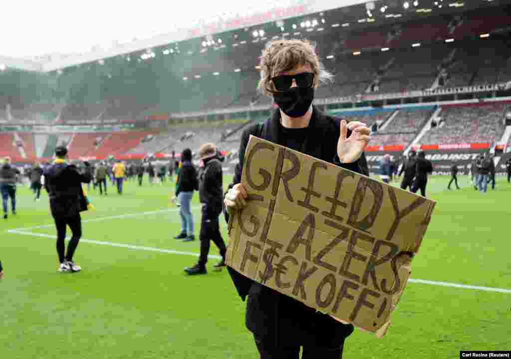 Egy Manchester United szurkoló tüntet a klub tulajdonosai, az amerikai Glazer-család ellen.