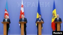 (Зліва-направо) Віце-прем’єр-міністр Азербайджану Ісмет Дурсун огли Абасов, прем’єр-міністр Грузії Георгій Квірікашвілі, прем’єр-міністр України Володимир Гройсман, прем’єр-міністр Молдови Павло Філіп, Київ, 27 березня 2017 року