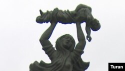 Памятник жертвам Ходжалинской трагедии 1992 года (фото от 26 февраля 2005 года)