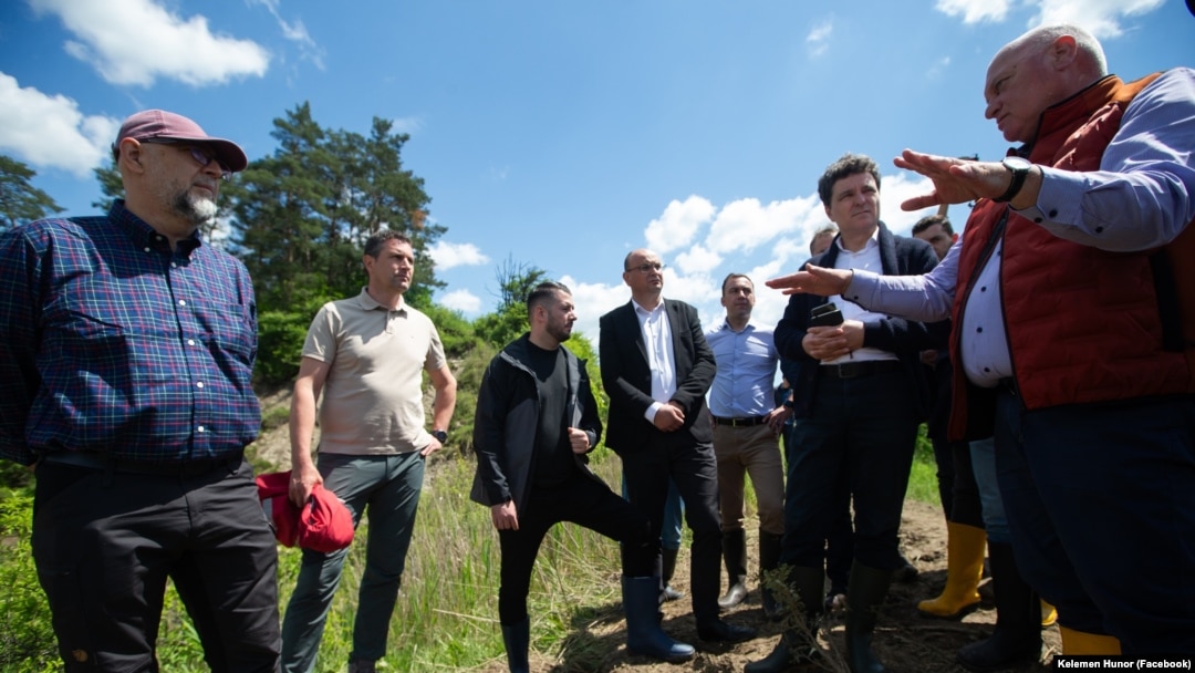 Liderul UDMR, Kelemen Hunor, și președintele României, Nicușor Dan, primesc explicații în zona inundată Praid.