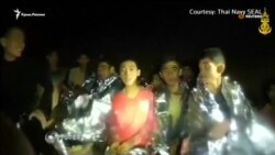 Таиланд: четверых детей достали из пещеры и доставили в госпиталь (видео)