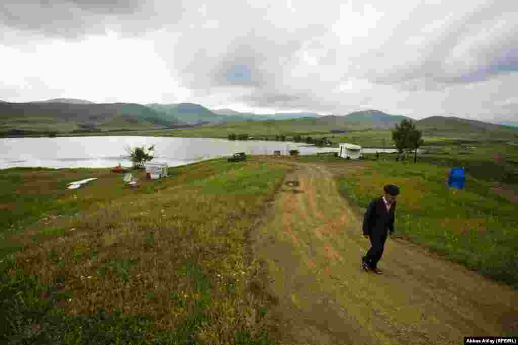 Gədəbəyin Ermənistanla sərhəd Başkənd qəsəbəsi XIX əsrin 20-ci illərinə qədər Azərbaycan torpaqlarına aid olub. 20-ci illərdə ölkə rəhbərliyinin razılığı ilə bu kənd Sovet Ermənistanına verilib və anklav bölgə kimi 90-cı illərin əvvəllərinə qədər ona aid olub.