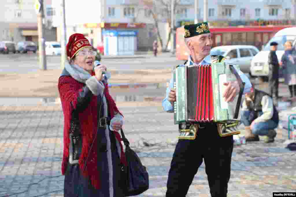 Сәнгатьчеләр "Донбасс" җырын башкара