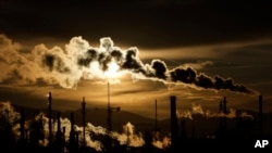 Jedan od osnovnih razloga ubrzavanja klimatskih promjena je korišćenje fosilnih goriva, navodi Copernicus EU. Hemijska fabrika Butachimie na istoku Francuske, novembar 2022. 